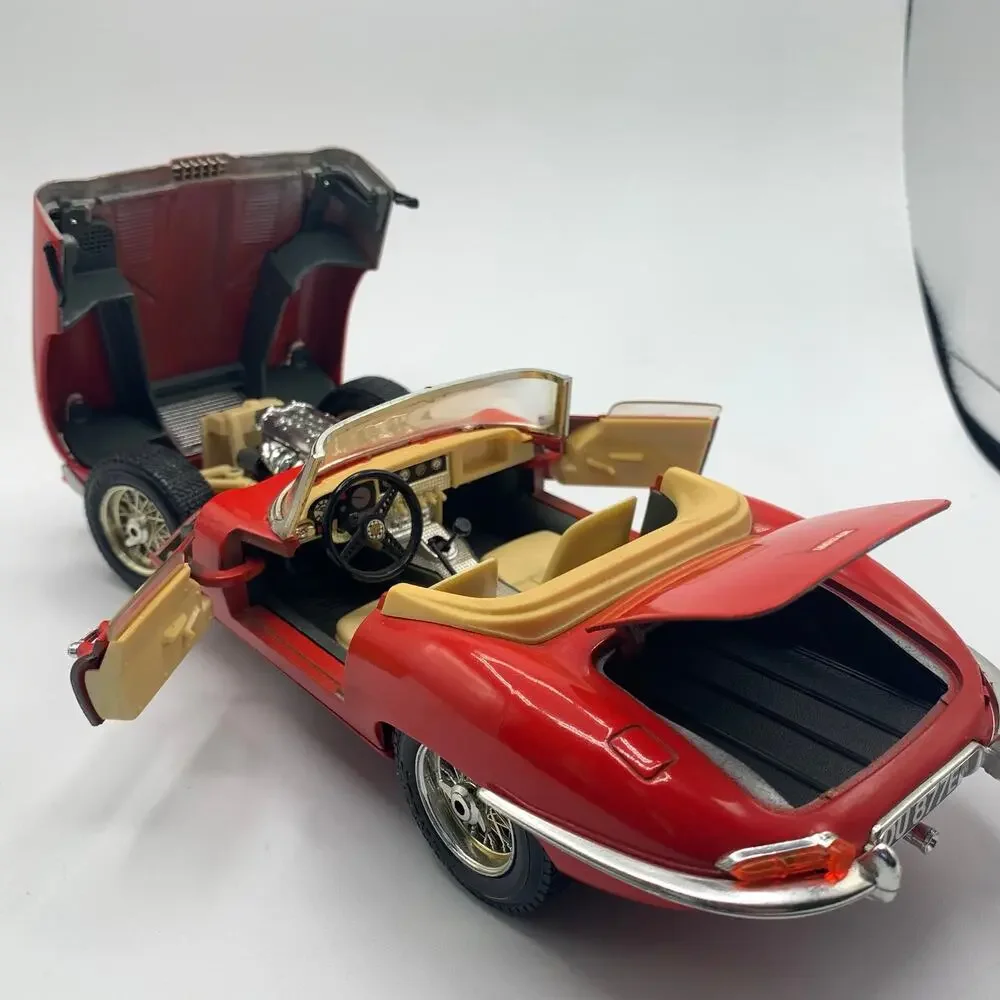 Vintage Bburago 1:18 Scale Jaguar E-Type Cabriolet Red Diecast Model Car